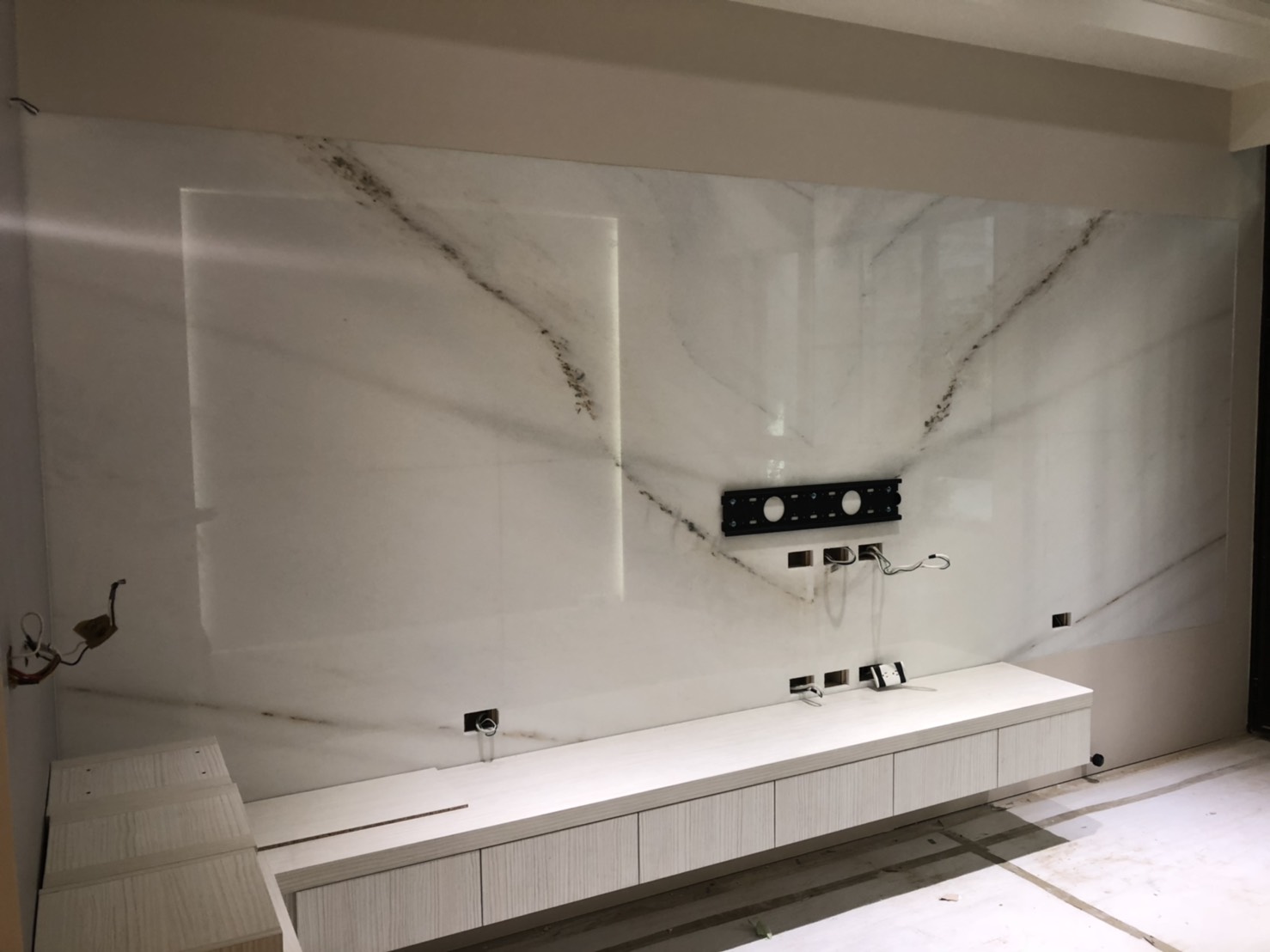 冰晶白玉-電視牆