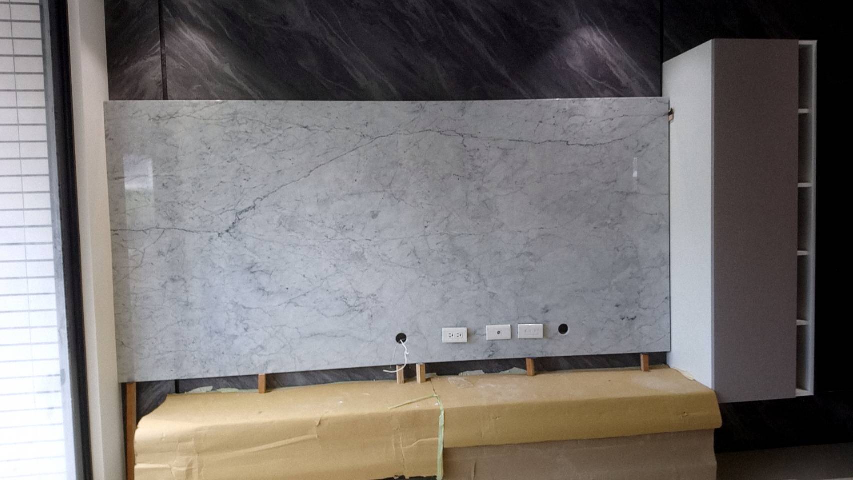 小雕刻白-電視牆