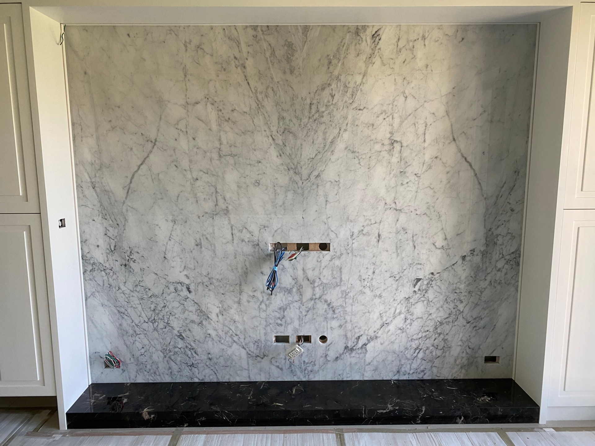 卡拉拉白-電視牆