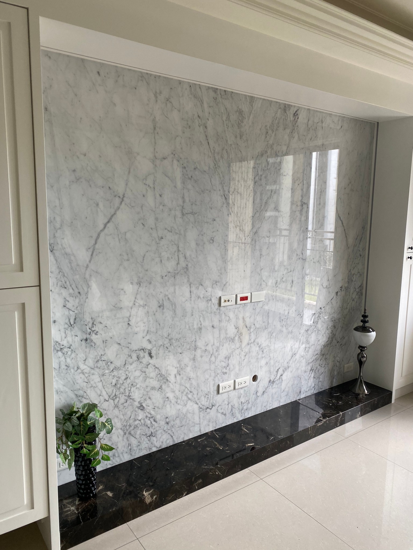 卡拉拉白-電視牆