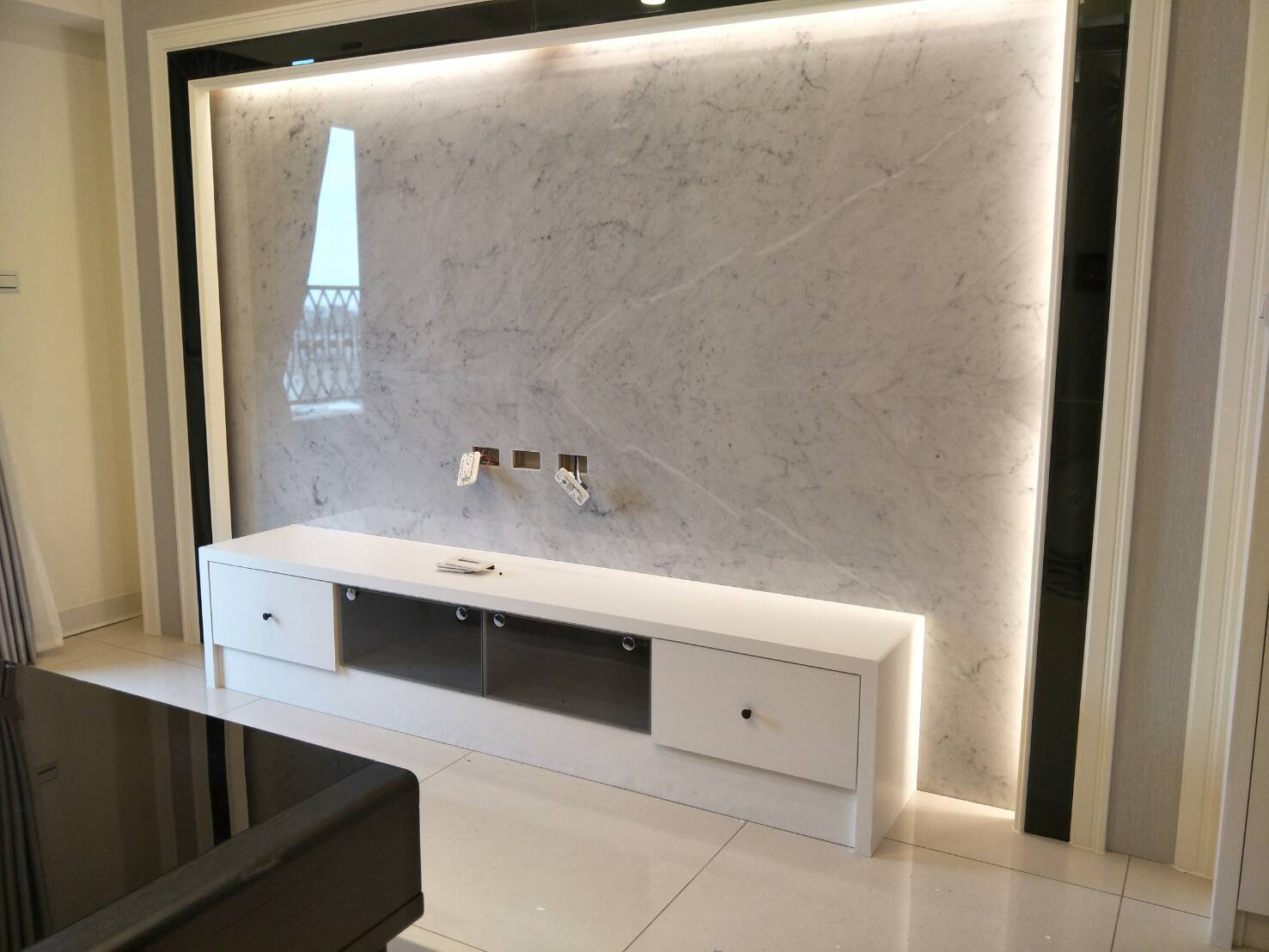 卡拉拉白-電視牆