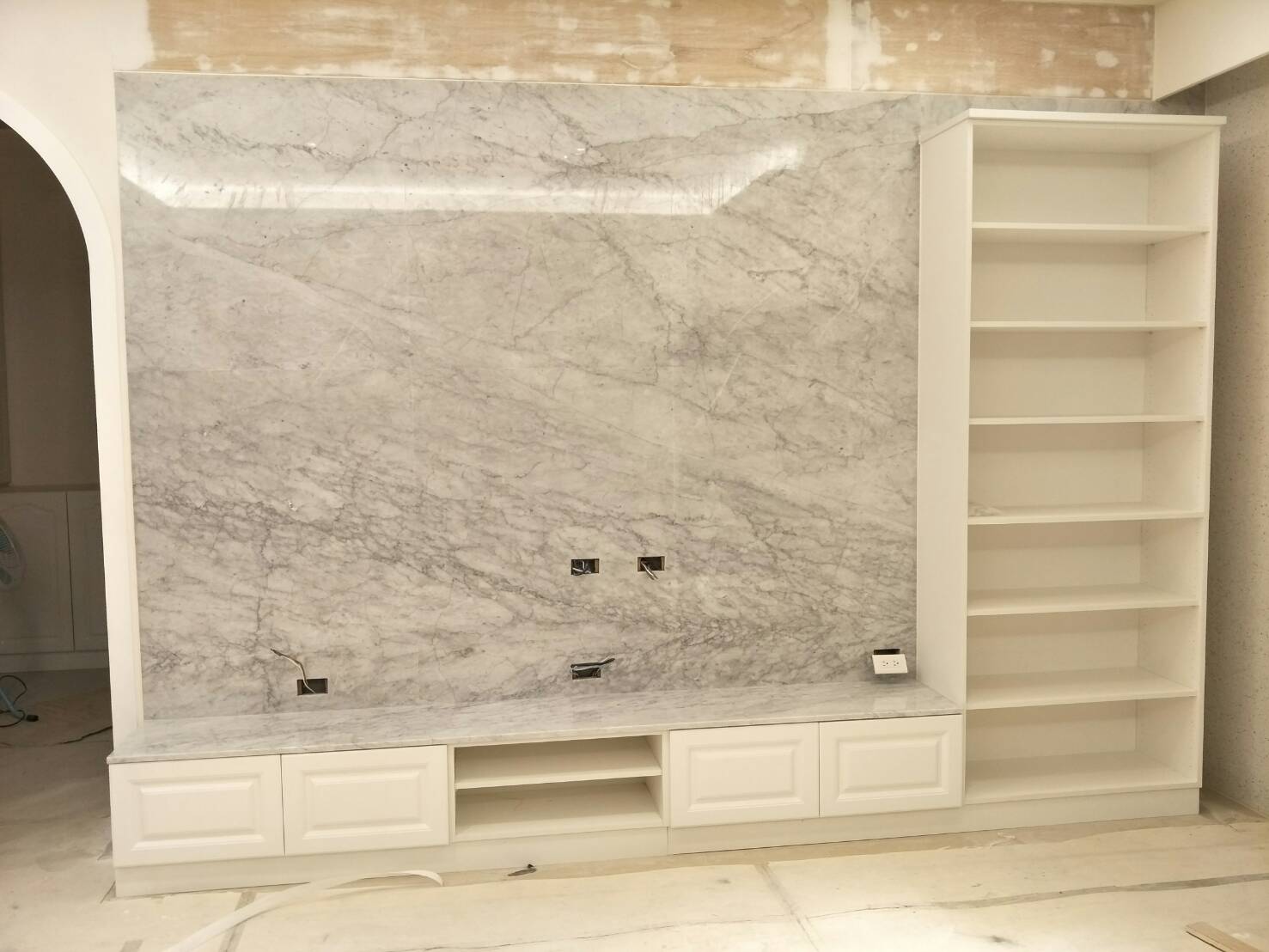 卡拉拉白-電視牆