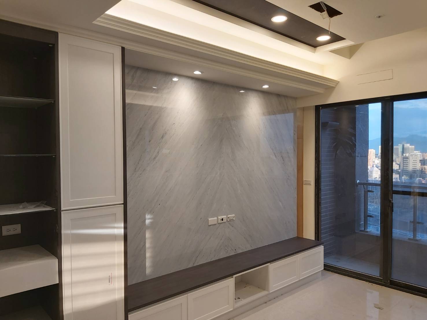 卡拉拉白-電視牆