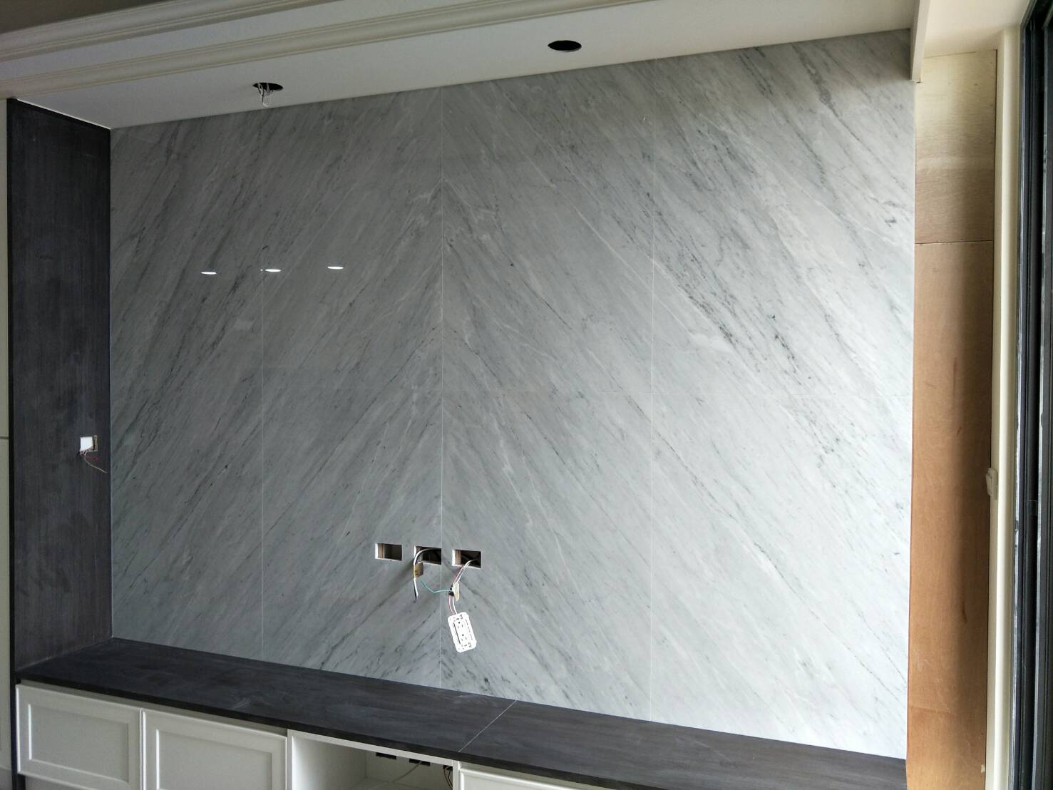 卡拉拉白-電視牆