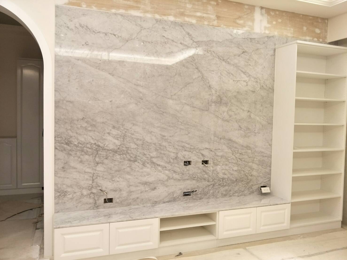 卡拉拉白-電視牆