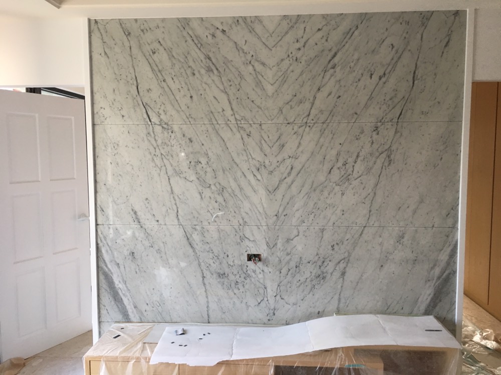 卡拉拉白-電視牆