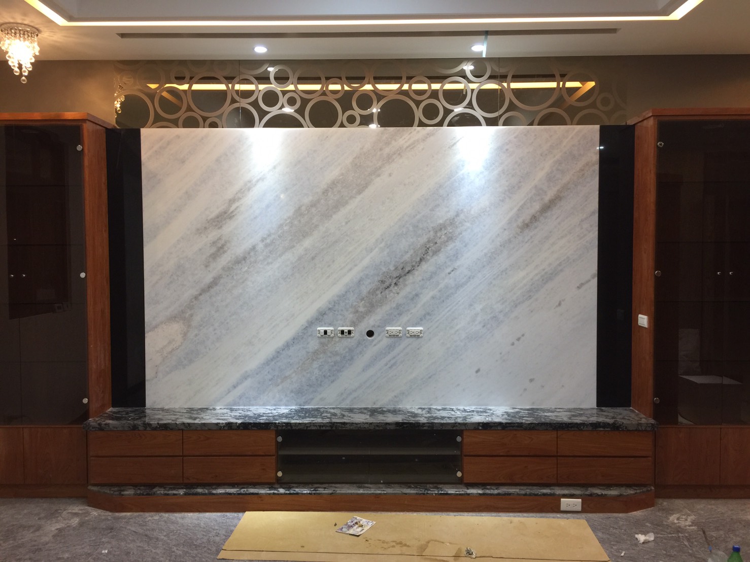 冰晶白玉-電視牆