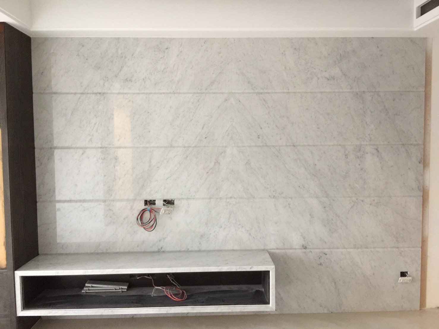 卡拉拉白-電視牆