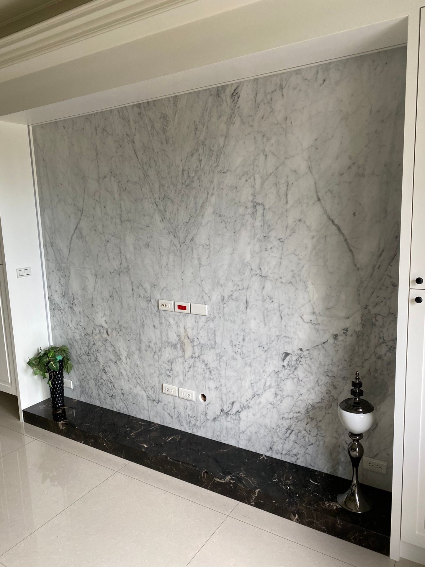 卡拉拉白-電視牆