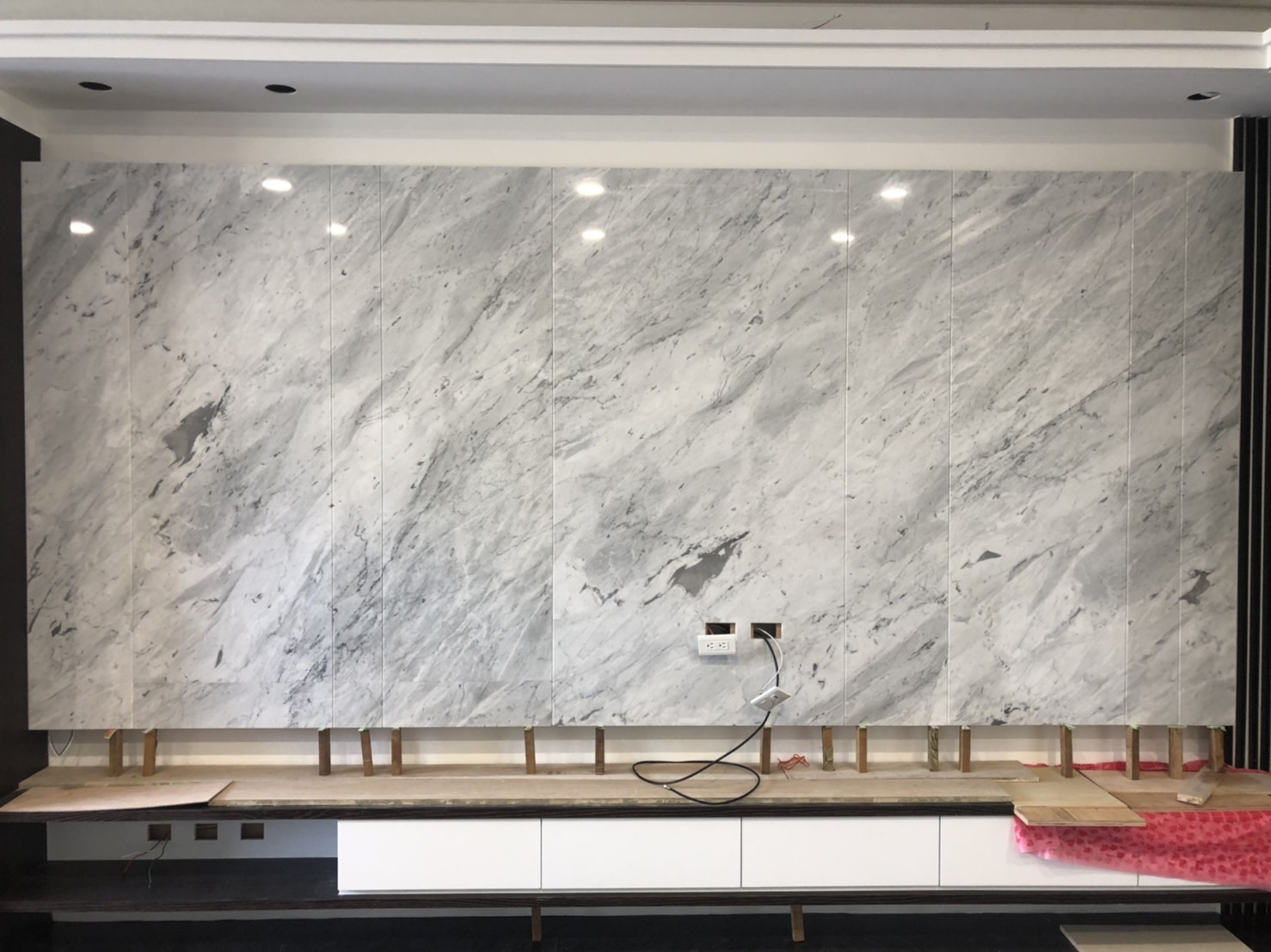 小雕刻白-電視牆