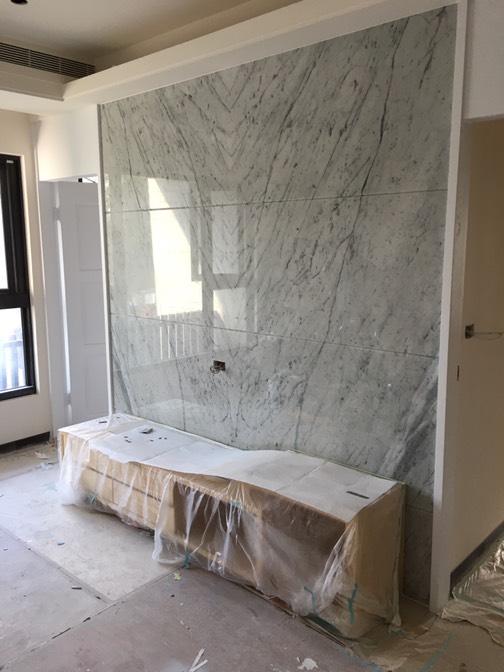 卡拉拉白-電視牆