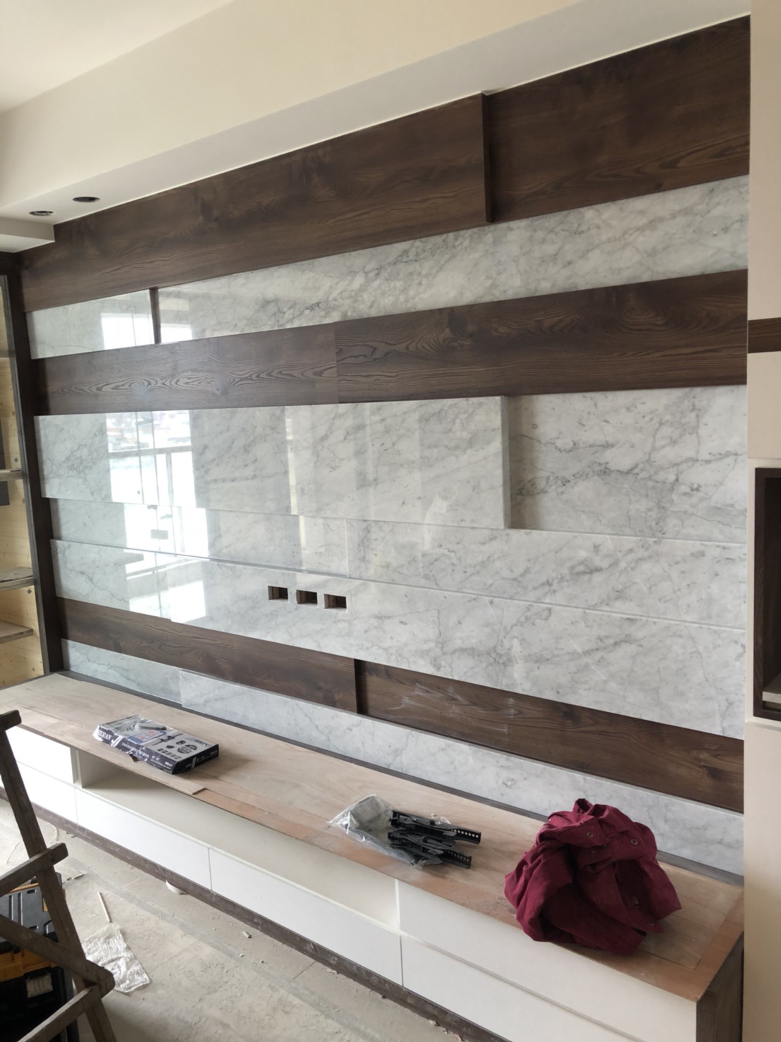 卡拉拉白-電視牆