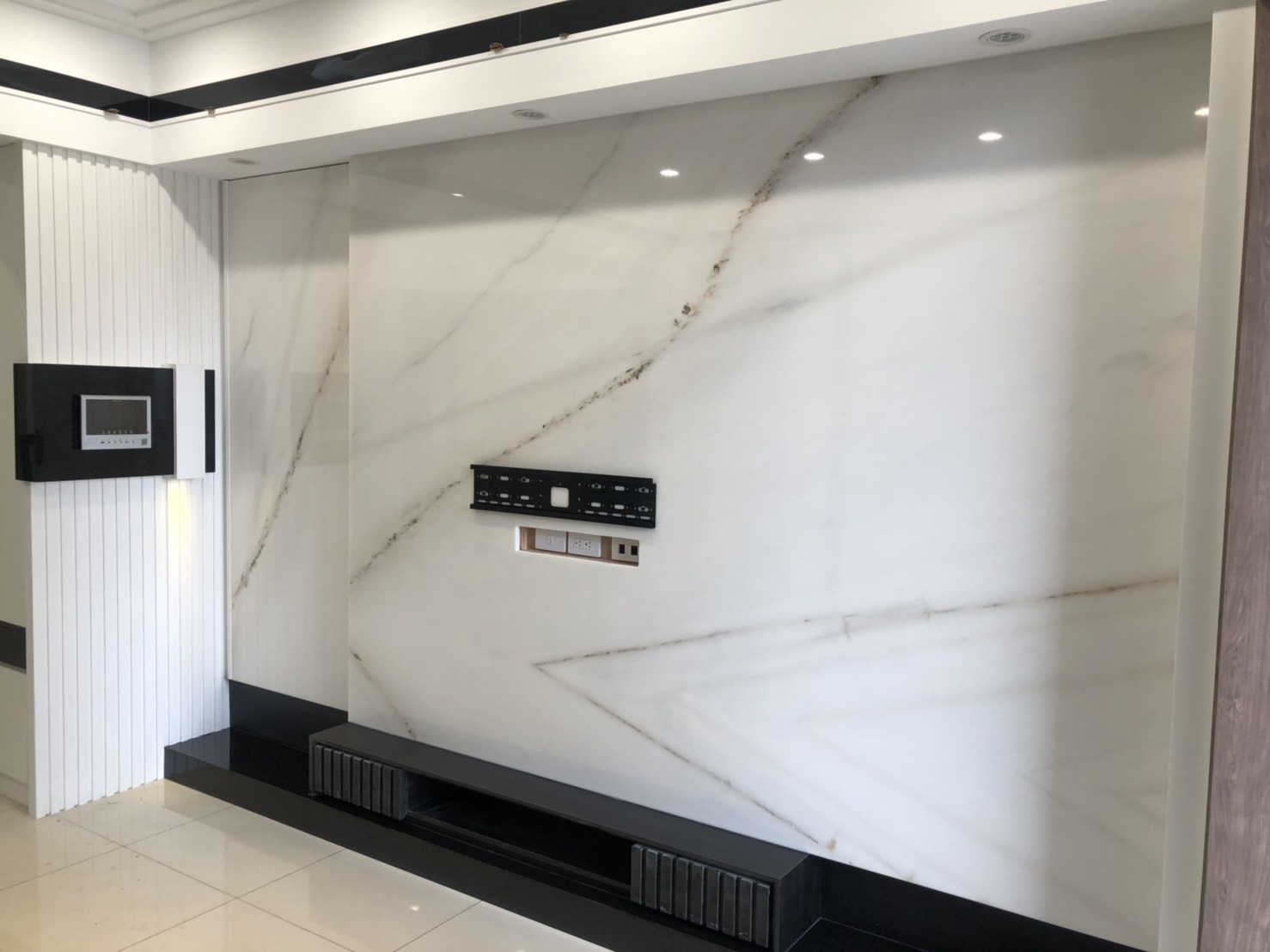 冰晶白玉-電視牆