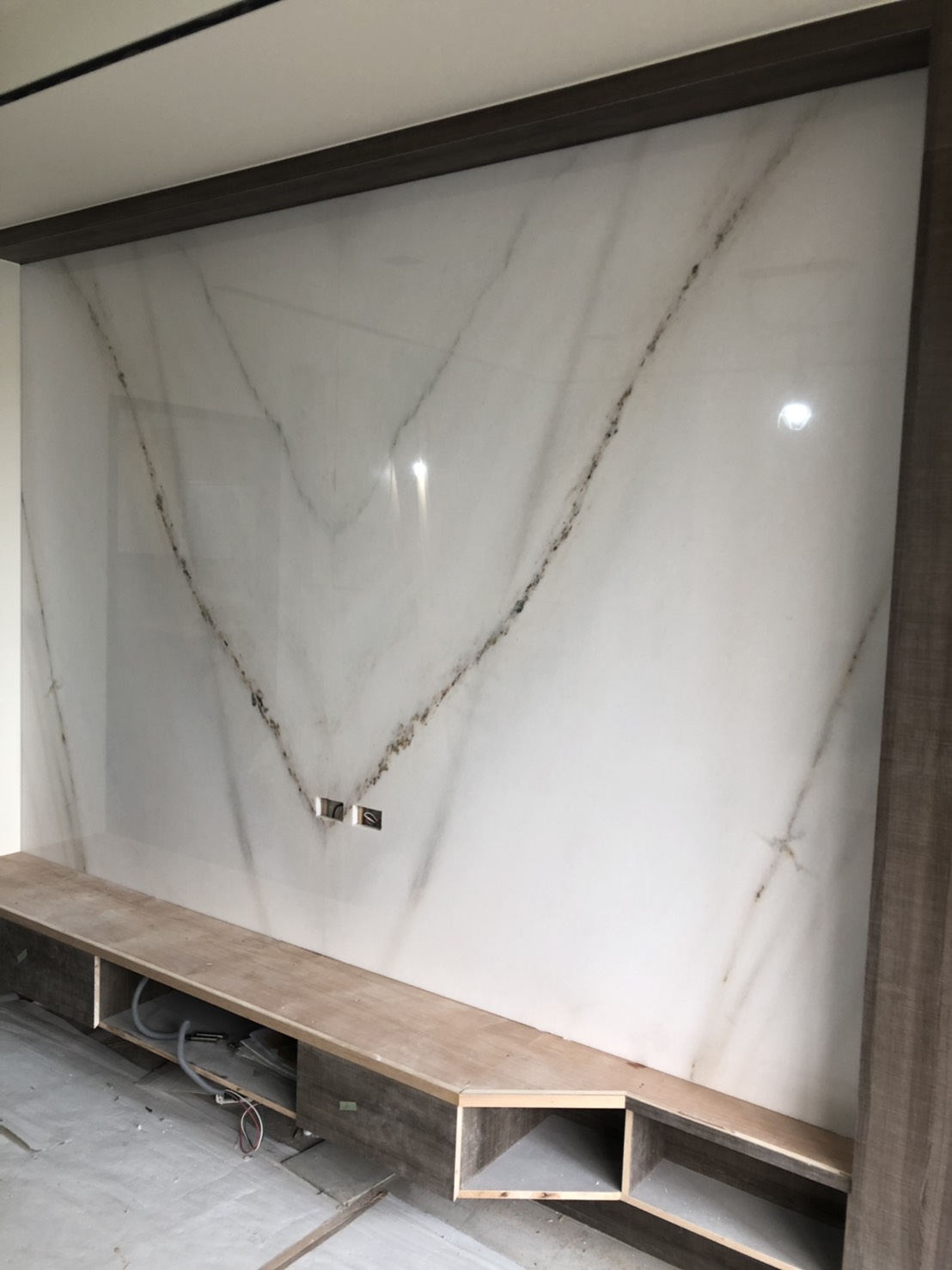 冰晶白玉-電視牆