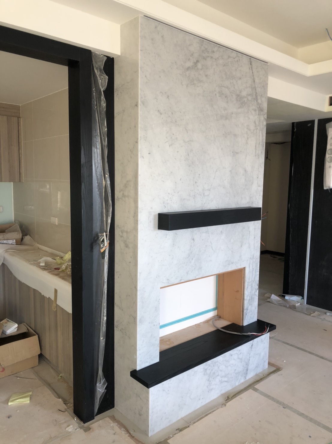 卡拉拉白-電視牆