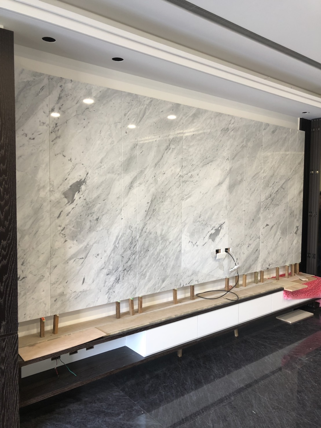 小雕刻白-電視牆