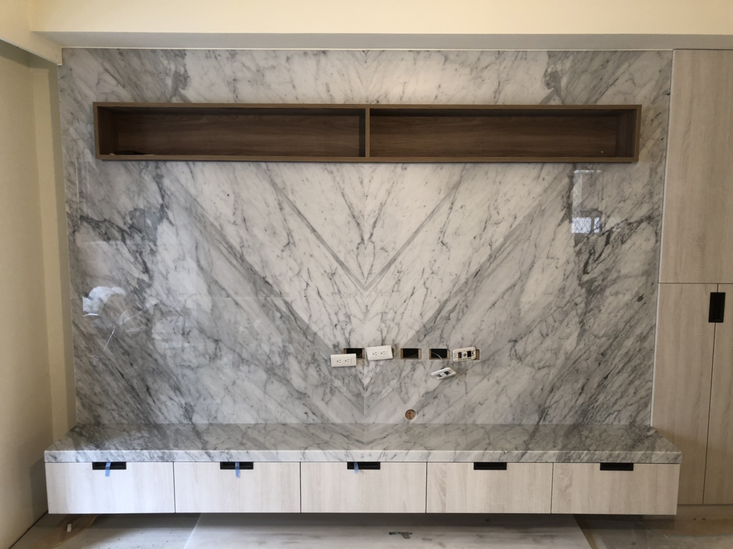 卡拉拉白-電視牆