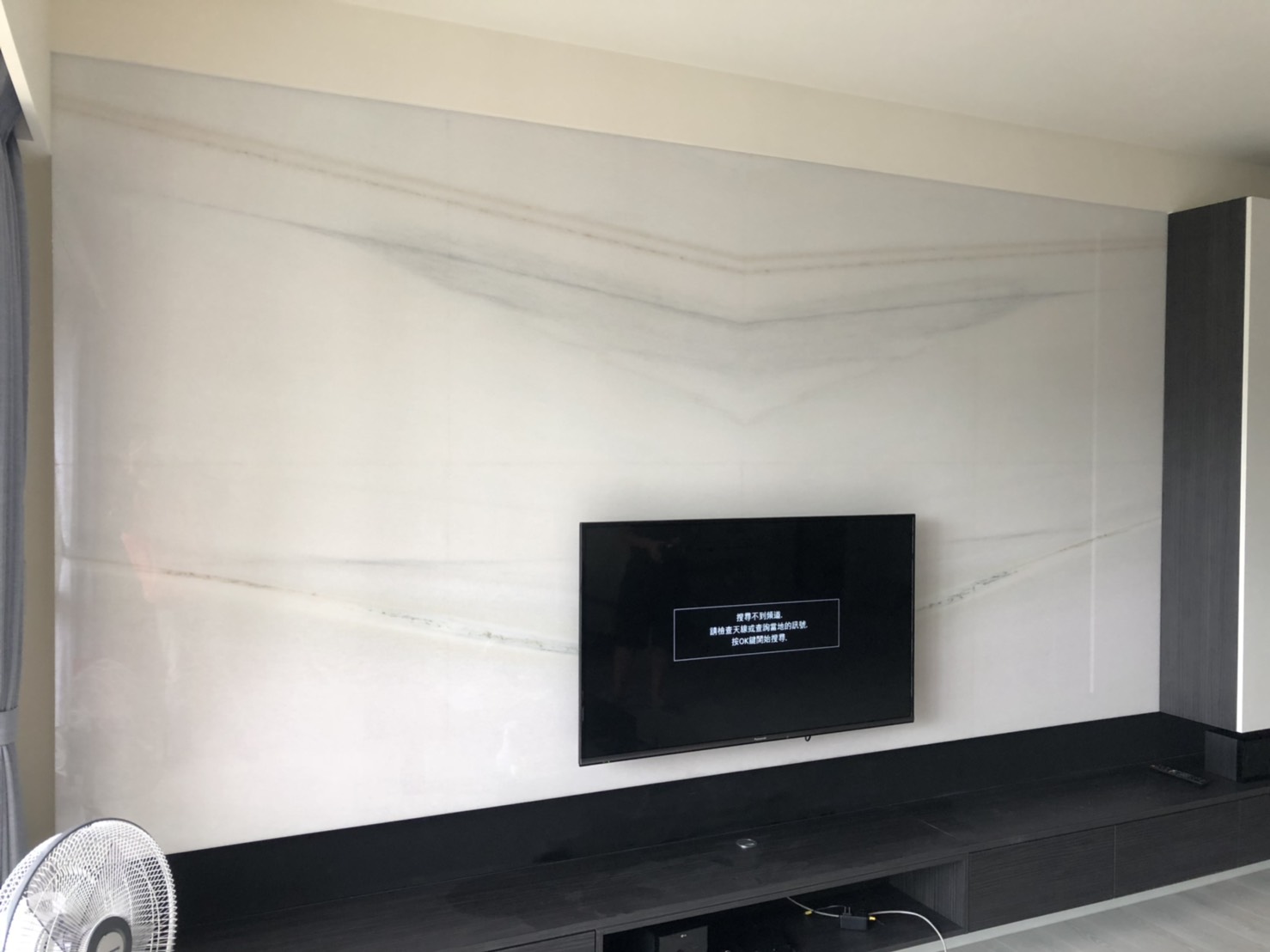 銀狐-電視牆