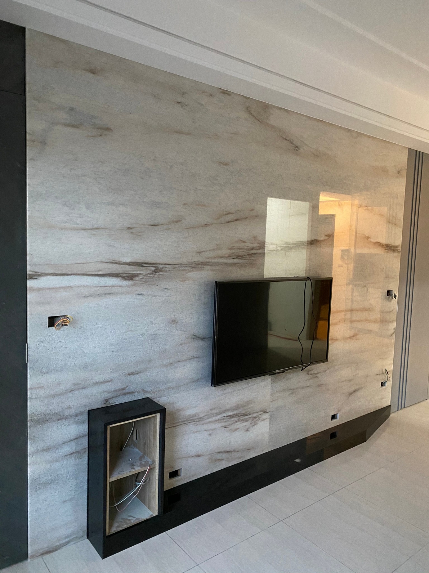 彩虹白玉-電視牆