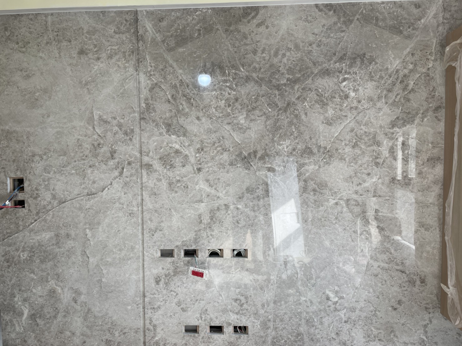 布羅克灰-電視牆