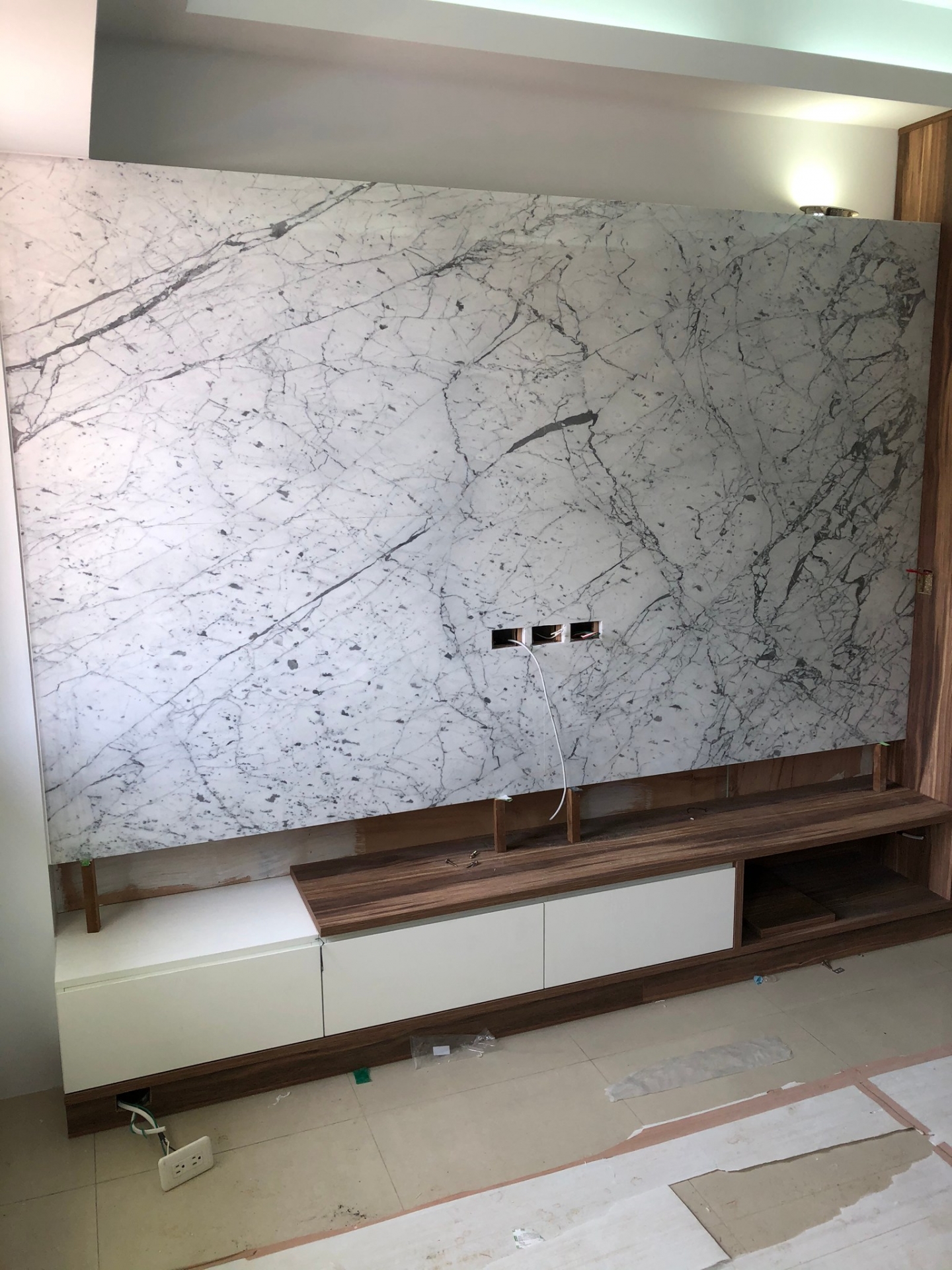 小雕刻白-電視牆