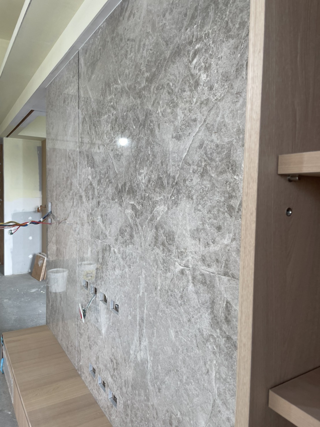 布羅克灰-電視牆