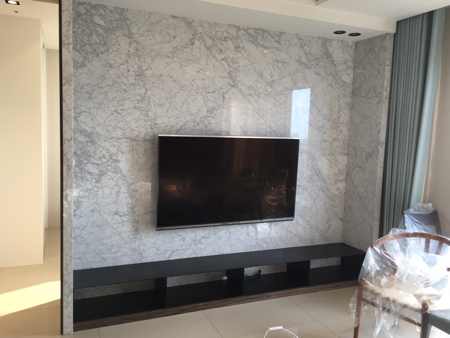 卡拉拉白-電視牆