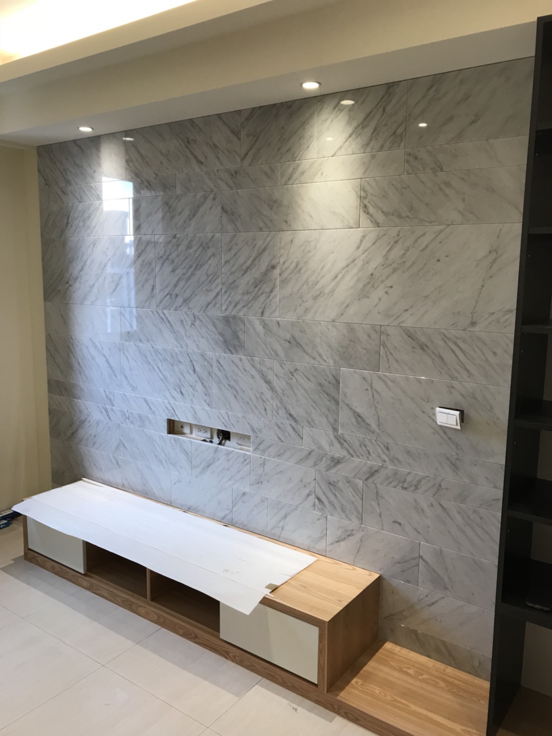 卡拉拉白-電視牆