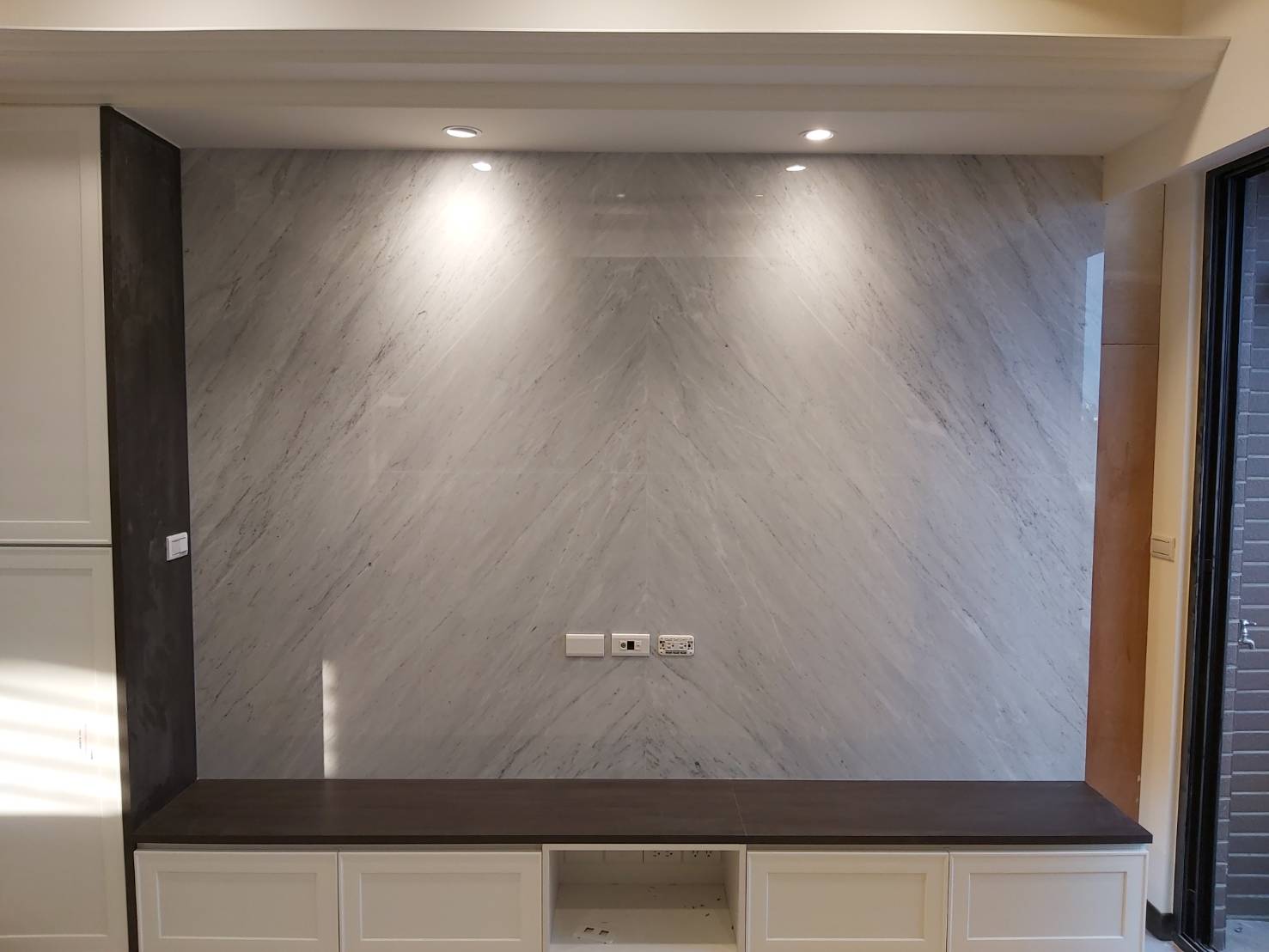 卡拉拉白-電視牆