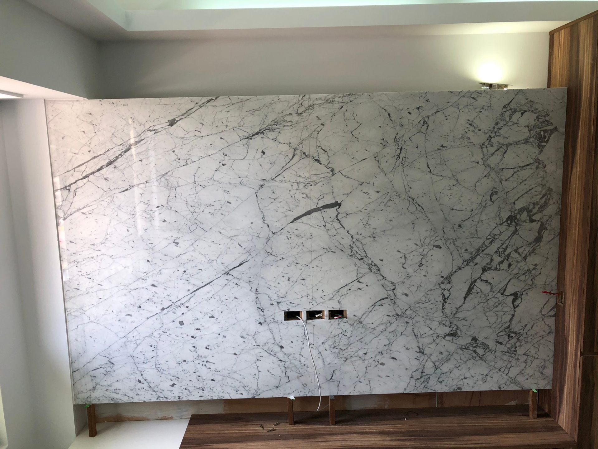 小雕刻白-電視牆