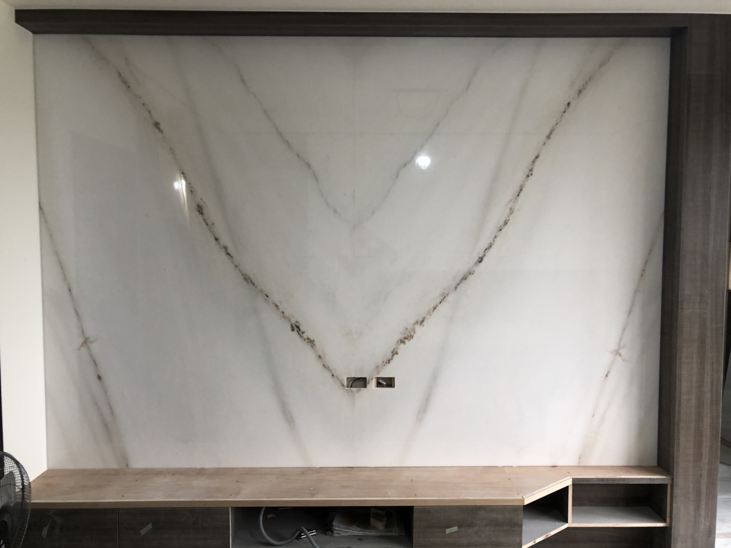 冰晶白玉-電視牆