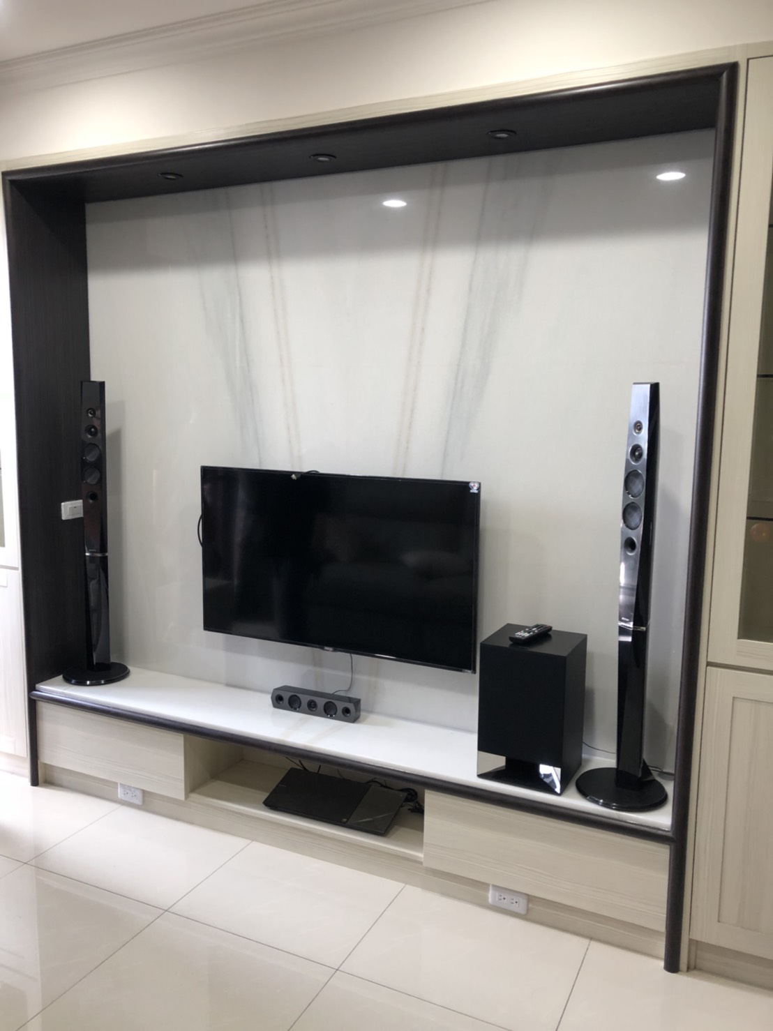 山水白玉-電視牆