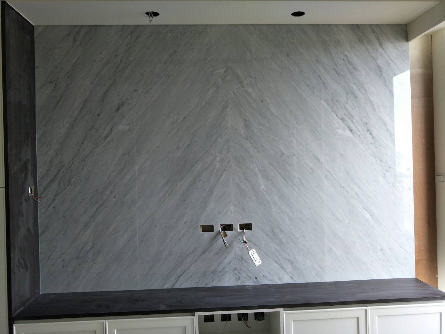 卡拉拉白-電視牆