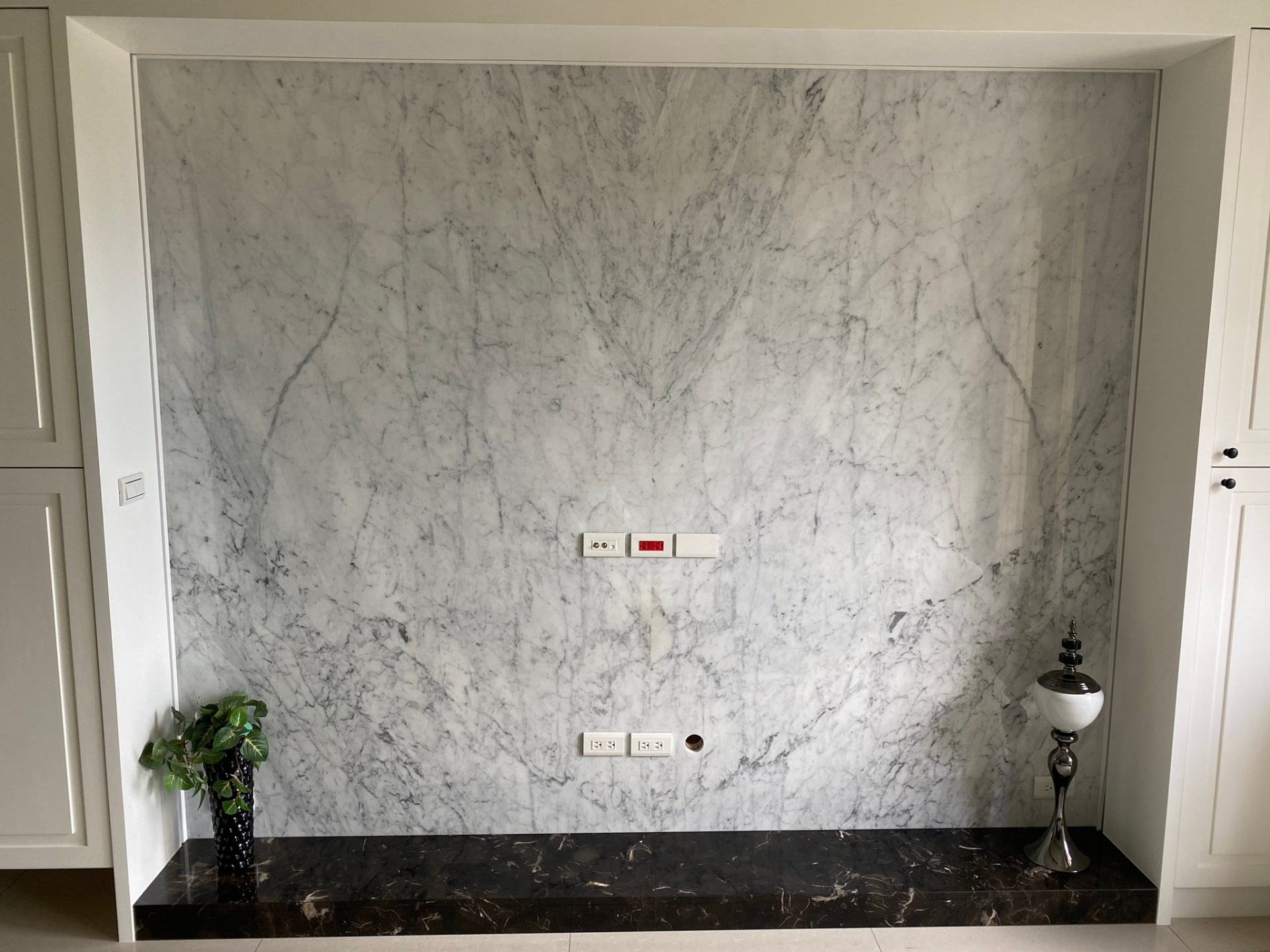 卡拉拉白-電視牆