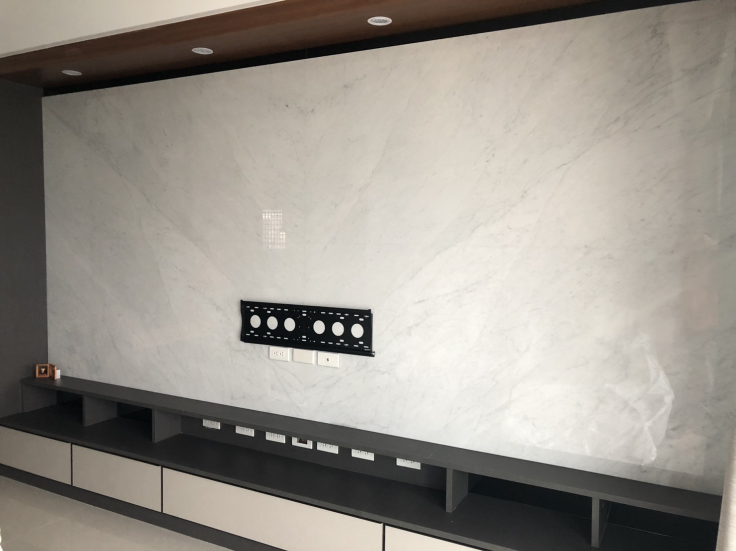 卡拉拉白-電視牆