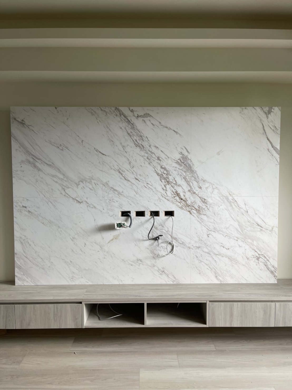 白底銀狐-電視牆