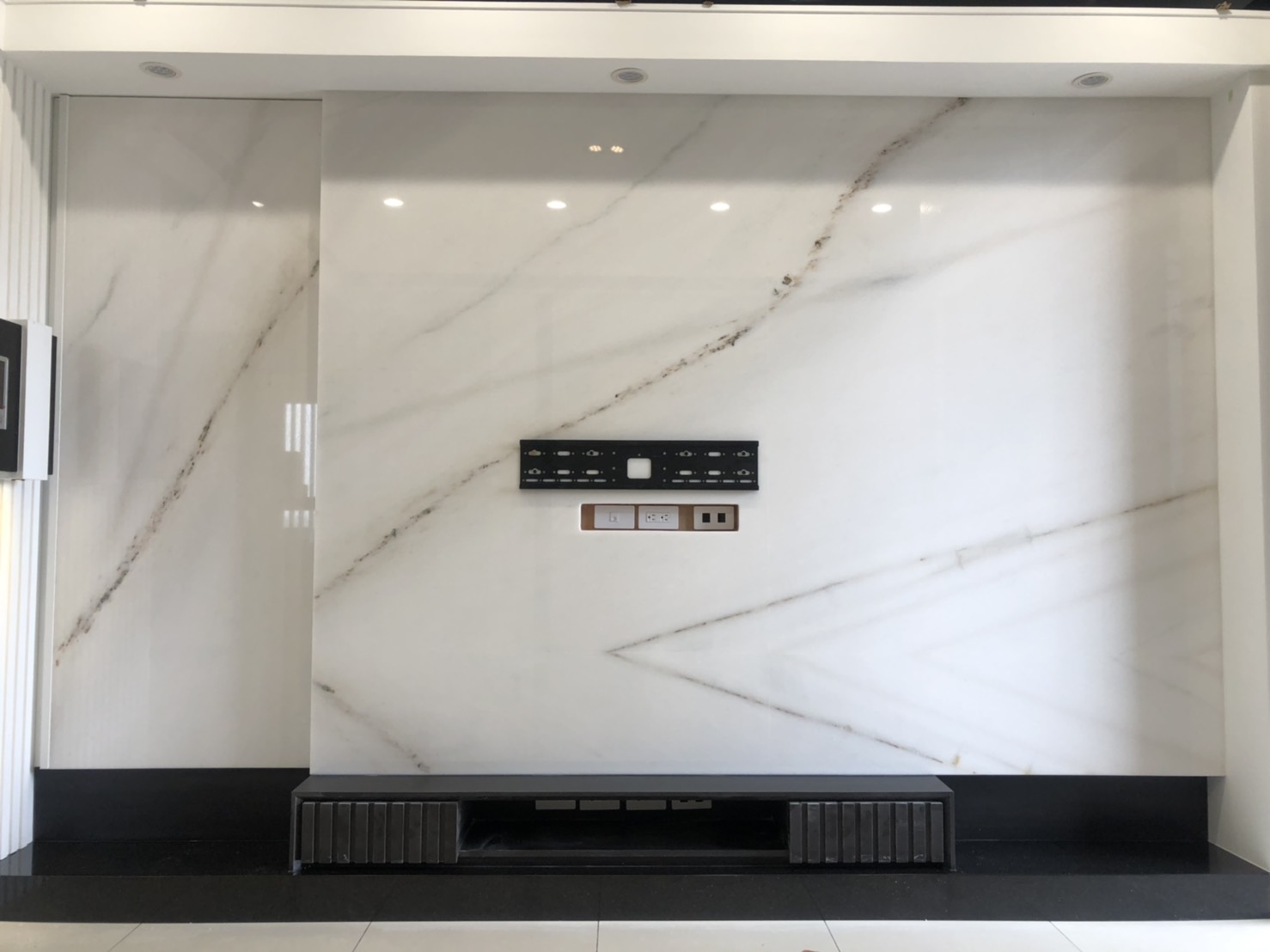 冰晶白玉-電視牆