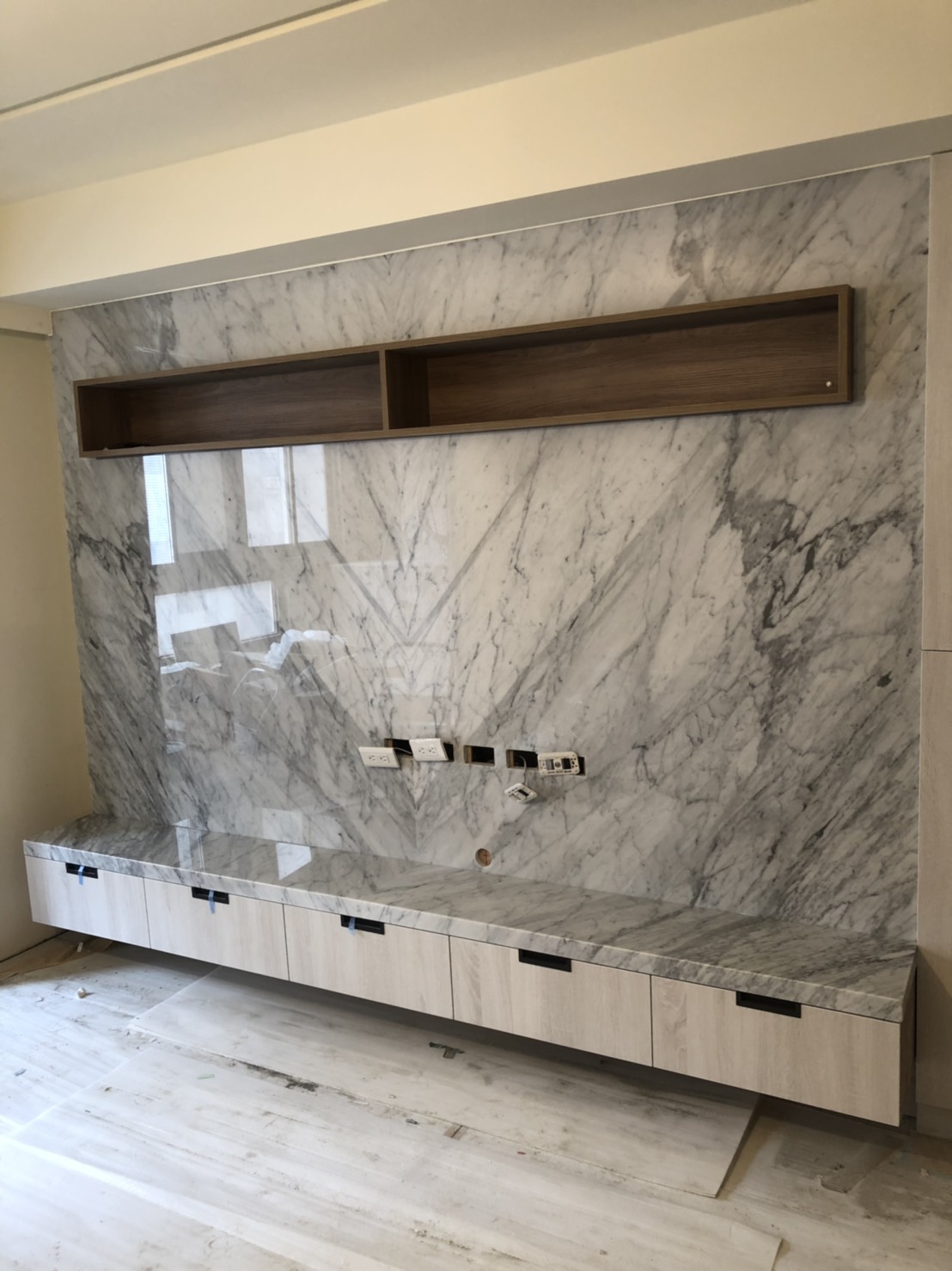 小雕刻白-電視牆