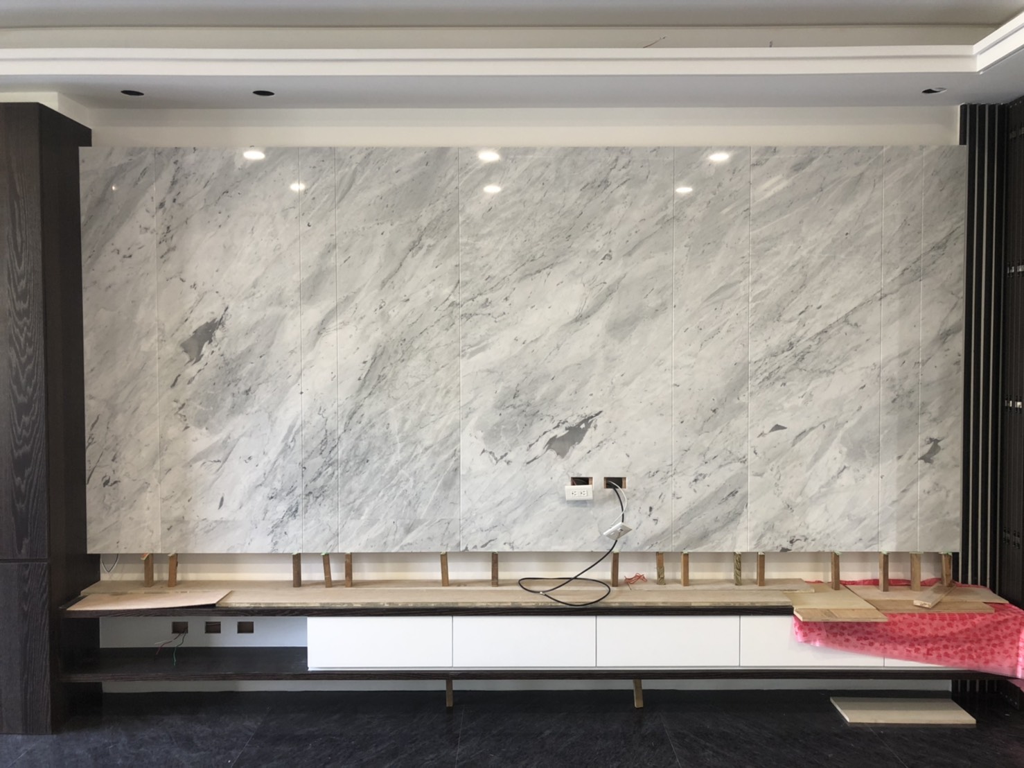 小雕刻白-電視牆