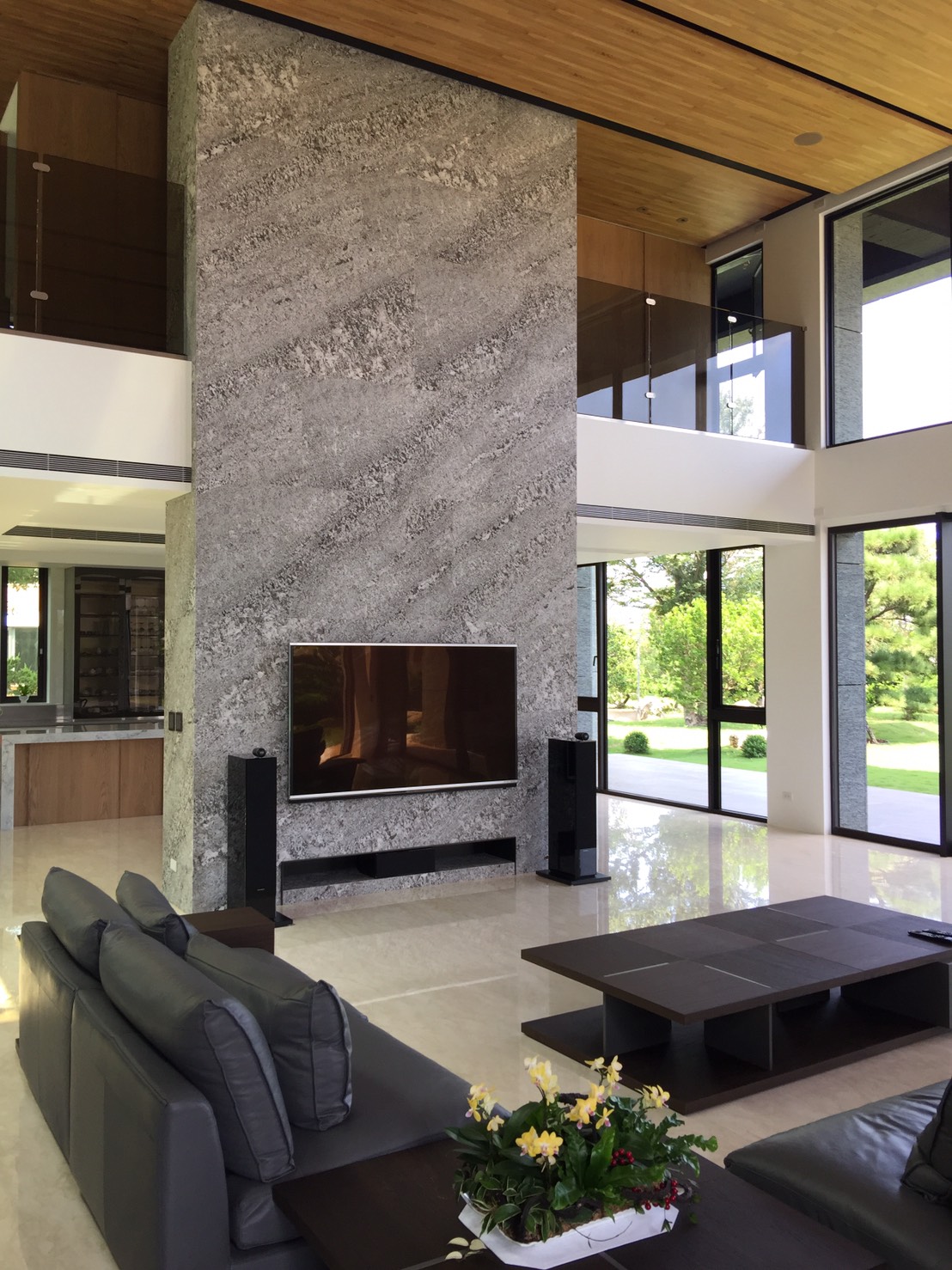 皇家銀鑽-電視牆