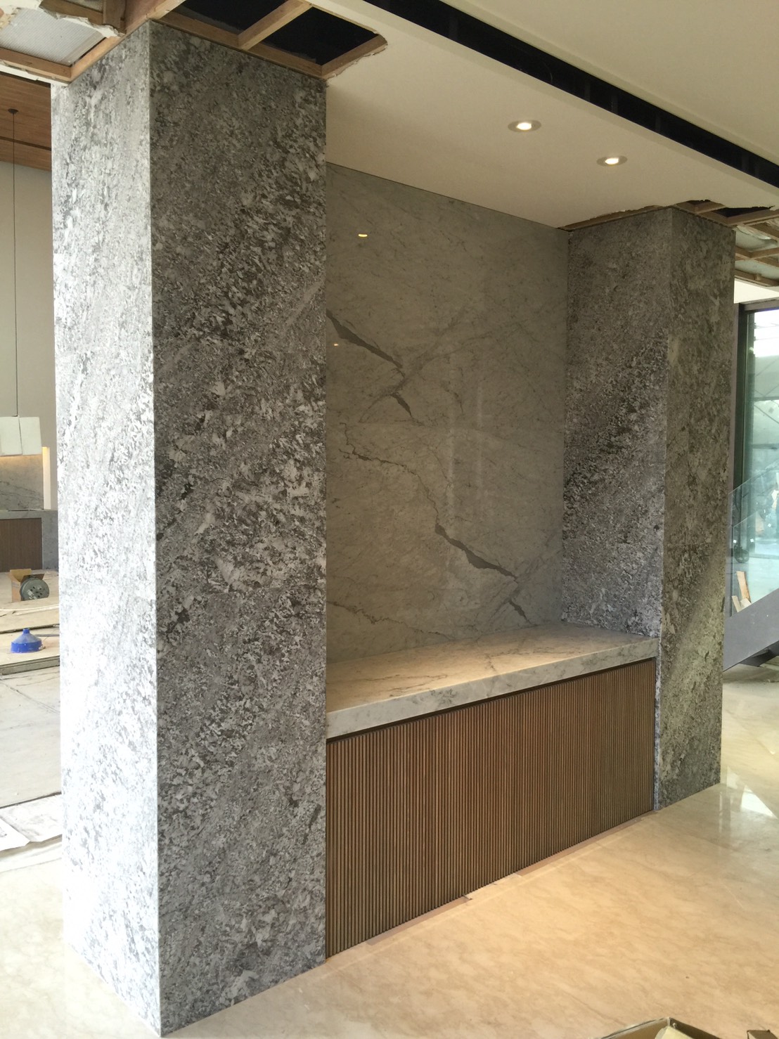 皇家銀鑽+卡拉拉白-牆面