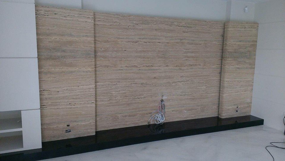 米黃洞石-電視牆