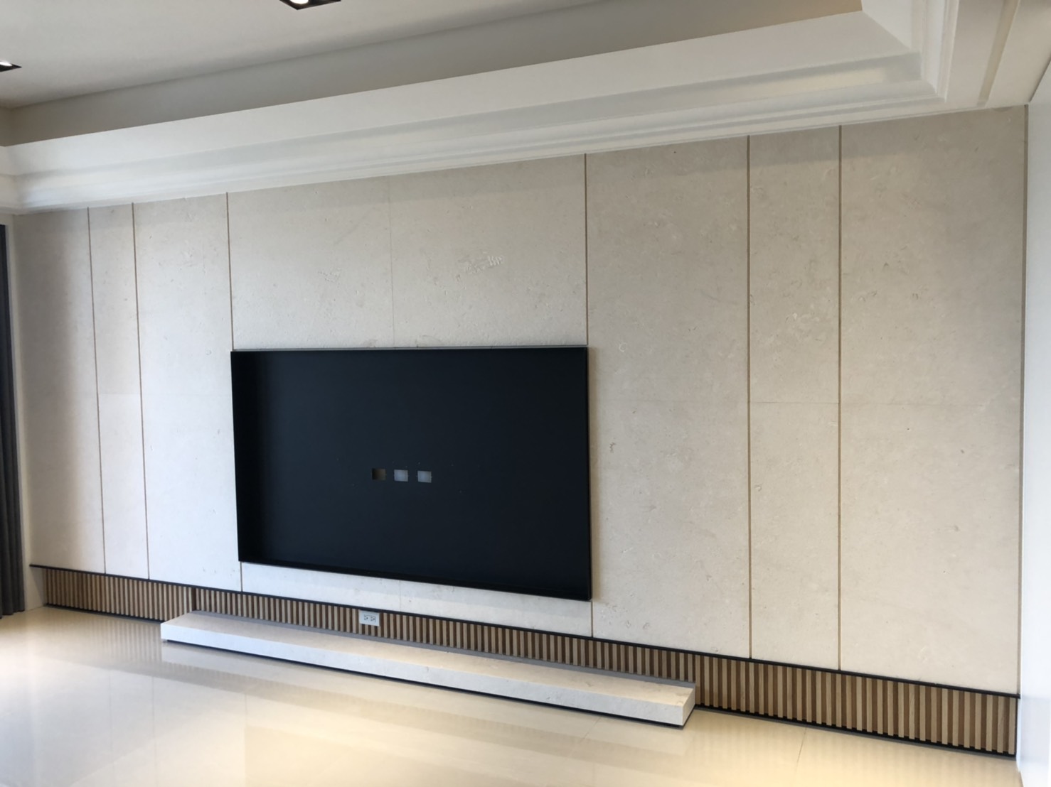 珊瑚米黃(洞石)-電視牆