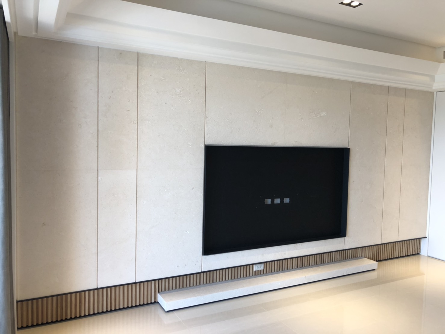 珊瑚米黃(洞石)-電視牆