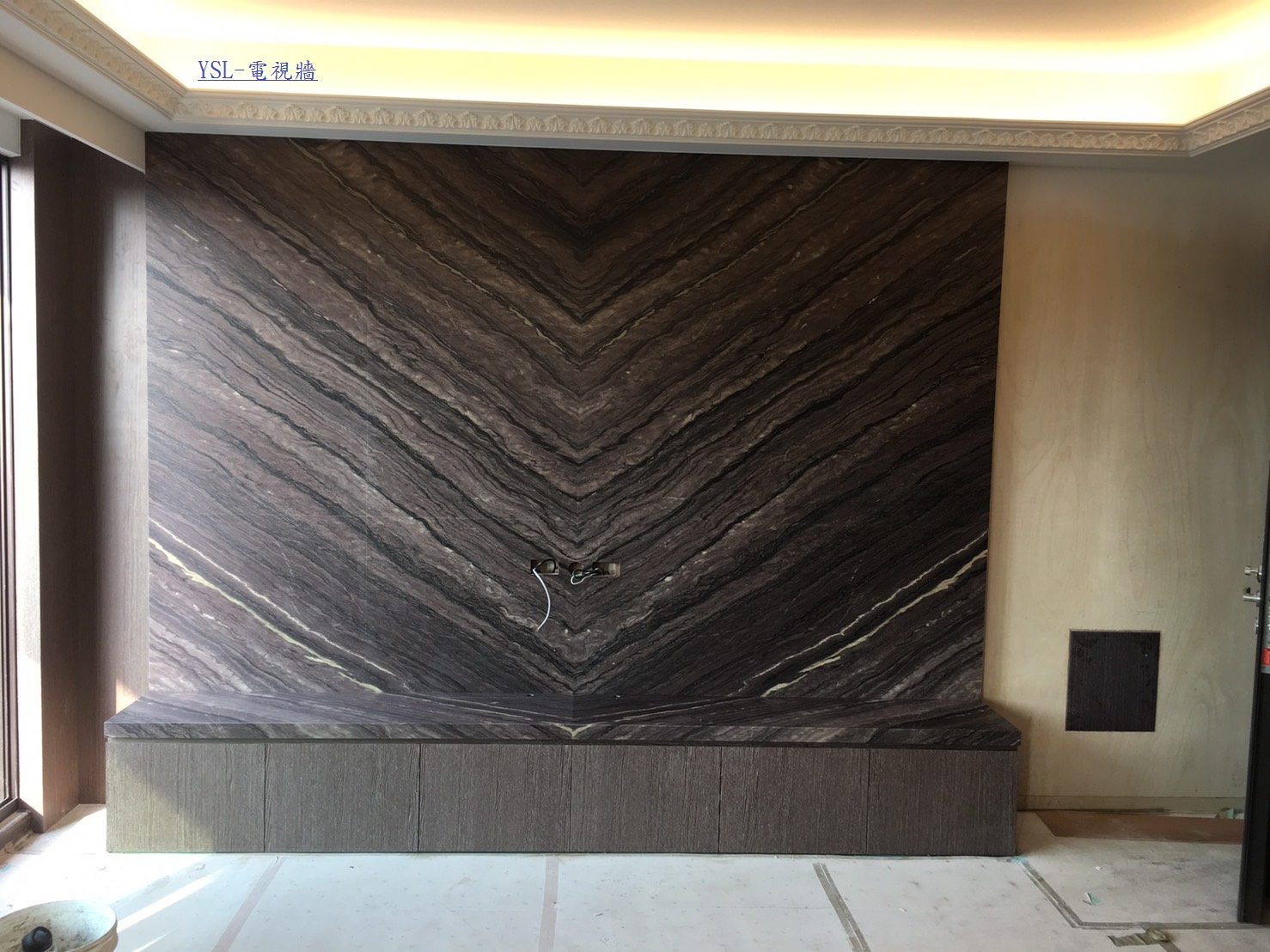 YSL-電視牆