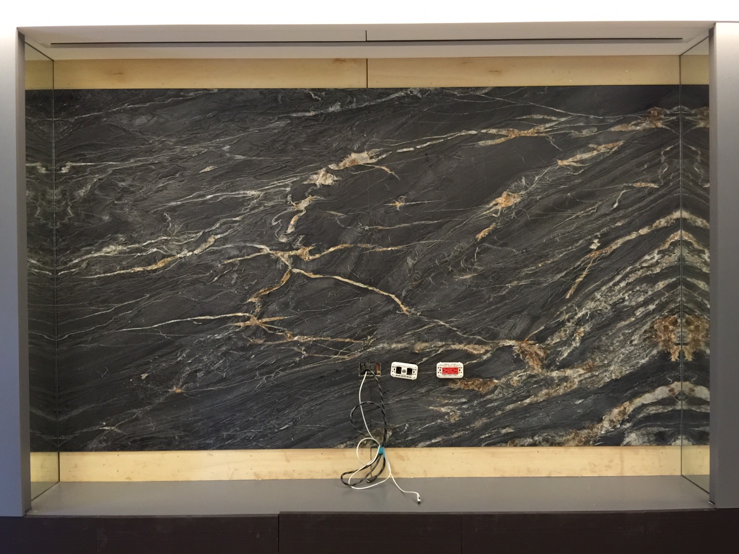 普拉達黑金-電視牆