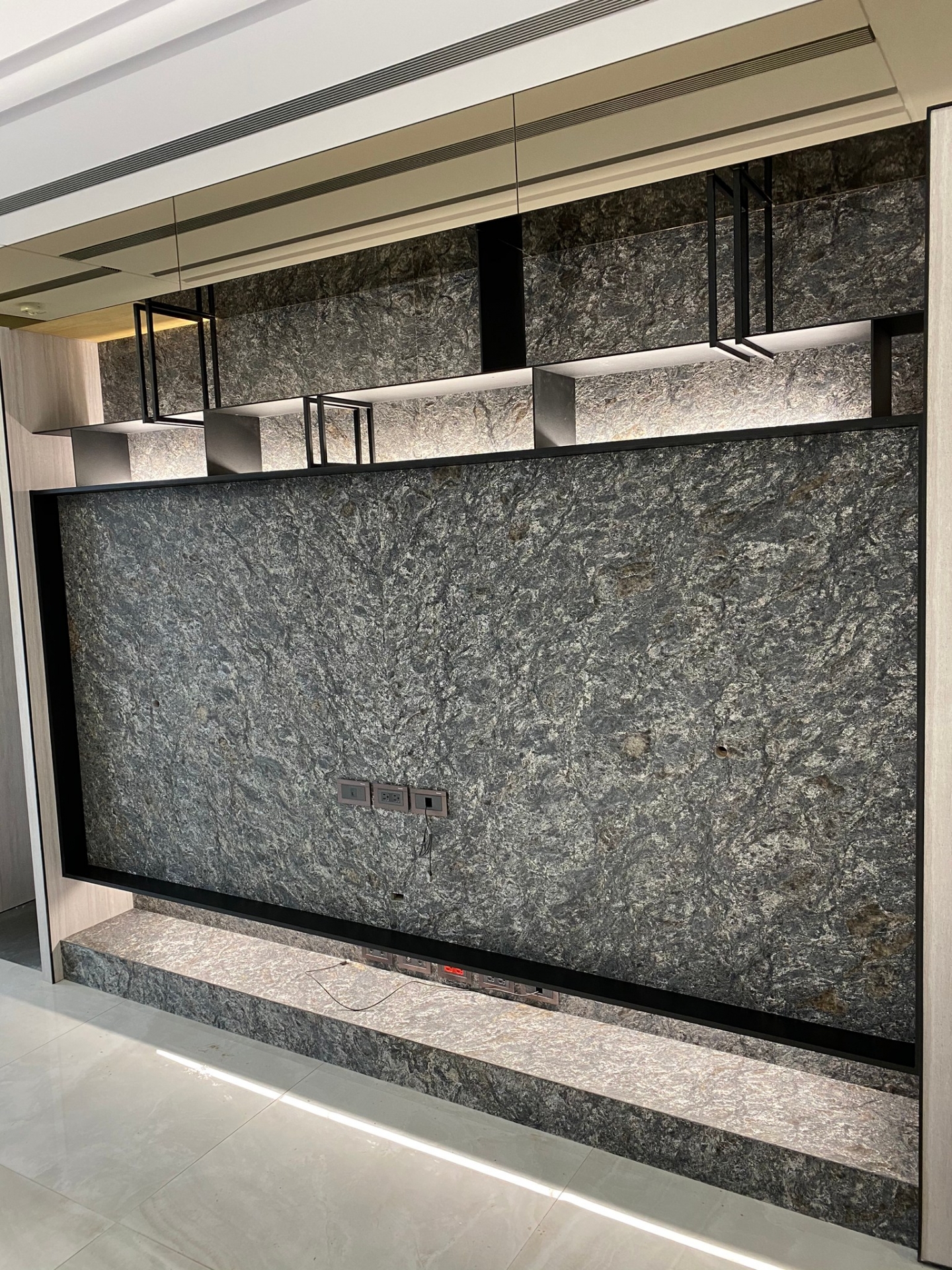 金色山脈-電視牆