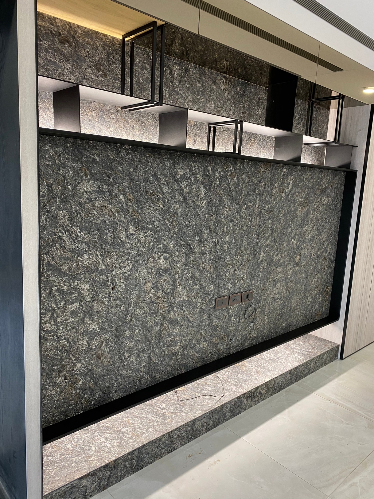 金色山脈-電視牆