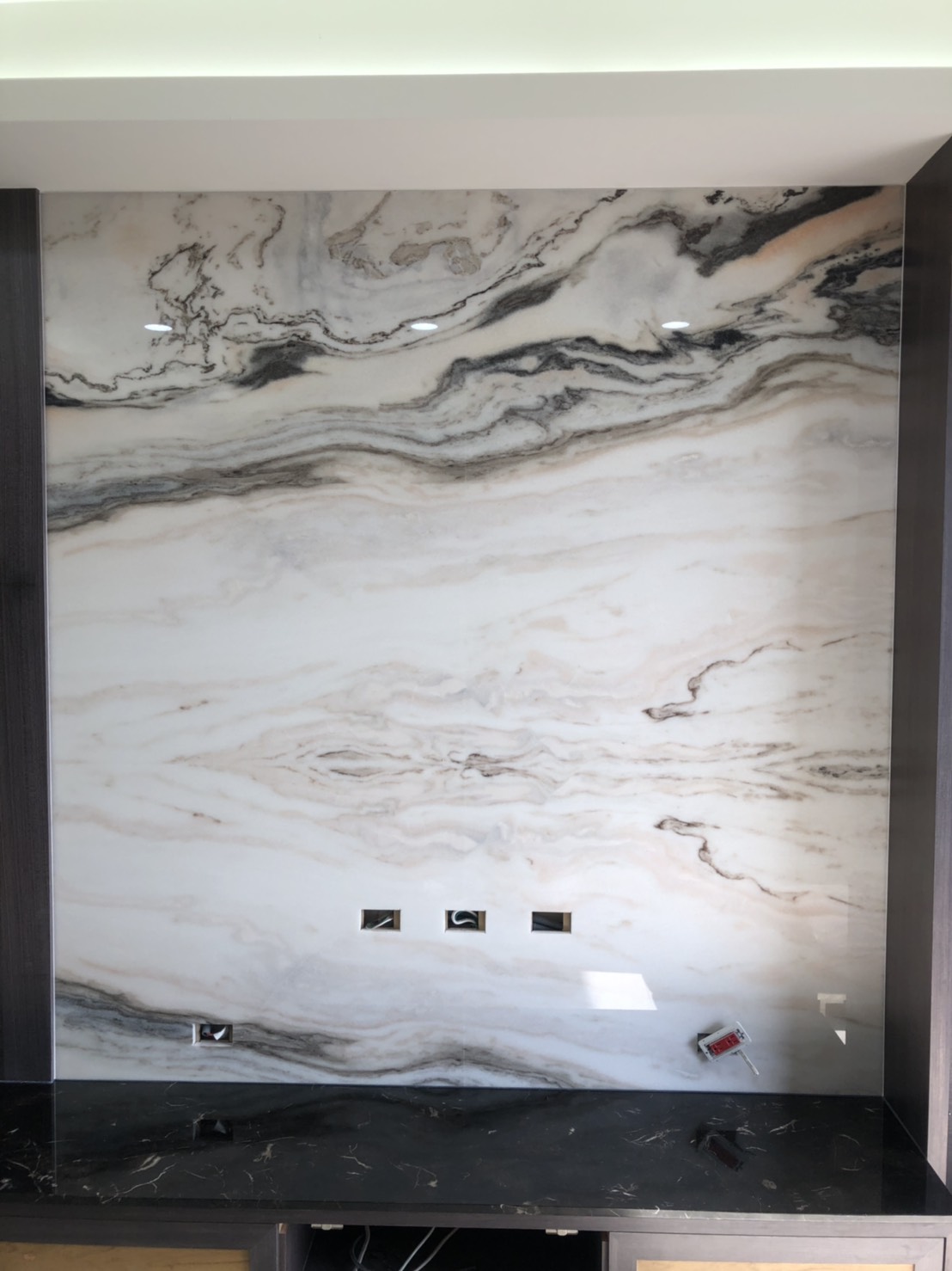 白玉龍紋-電視牆