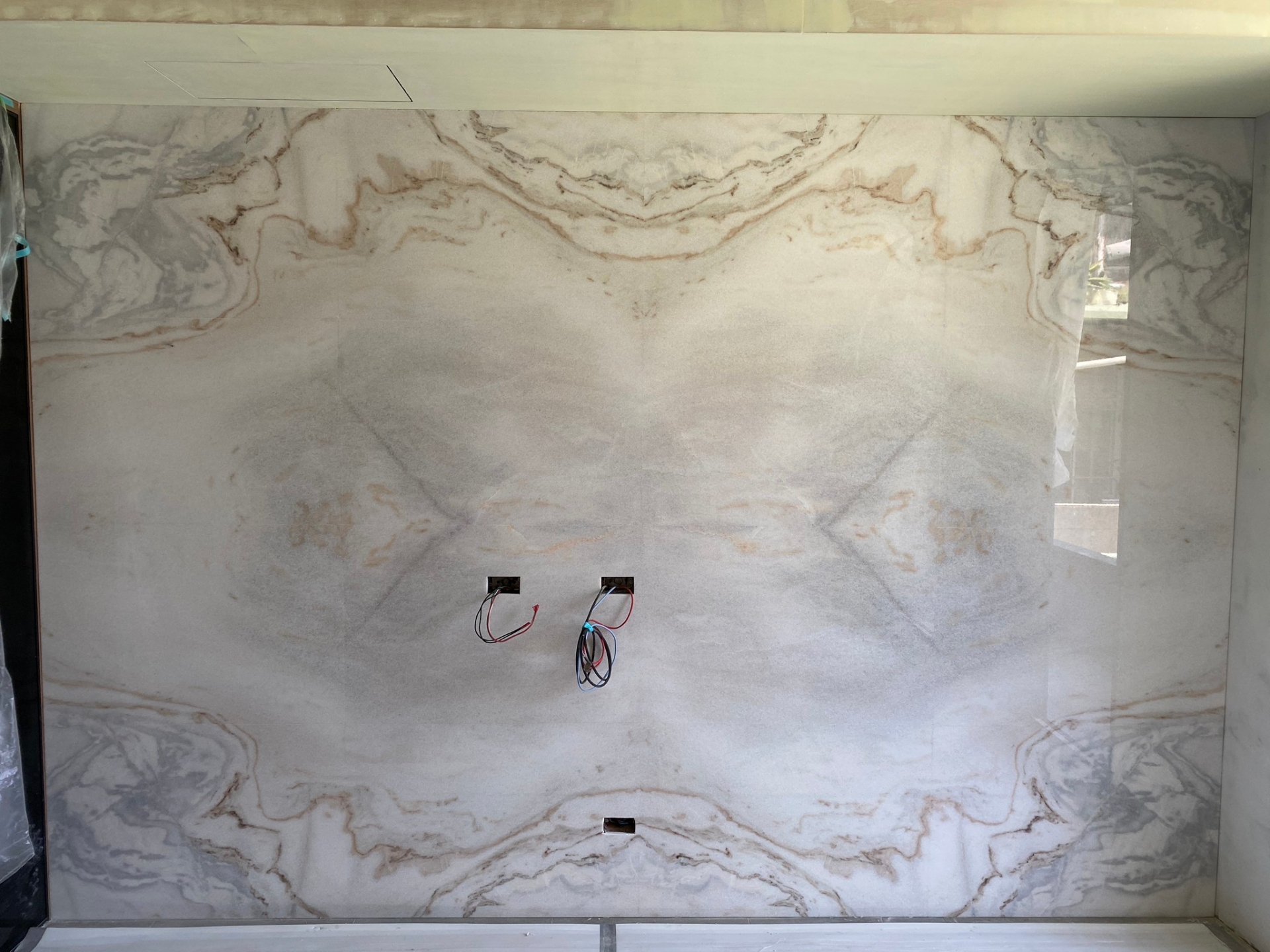 白玉龍紋-電視牆